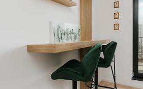 The Forest - Luxe Central Apt With Free Secured Parking